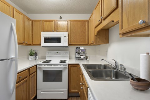 Pebblebrook Court Apartments in Bloomington Kitchen