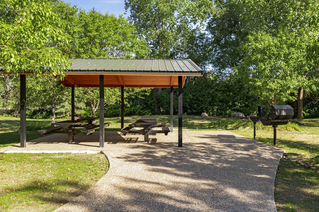 Courtyard Picnic Area at Pebblebrook Flats, Bloomington