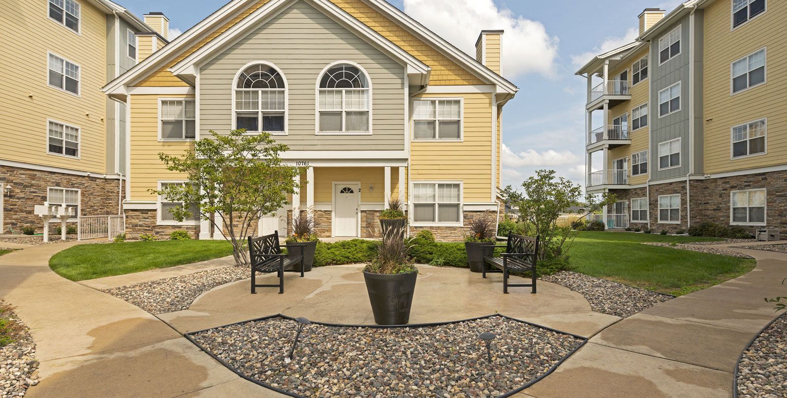 Regency Hill Apartments in Woodbury, MN Building Exterior