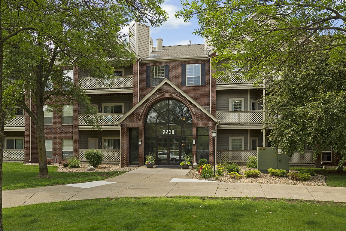 Regency Woods Apartments in MN