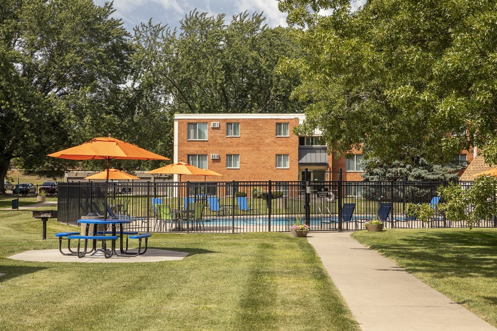 Regency Park Apartments in North St. Paul, MN Exterior & Outdoor Pool