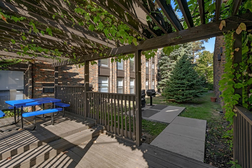  Outdoor Picnic Seating at Ridgewood Arches in Minneapolis, MN
