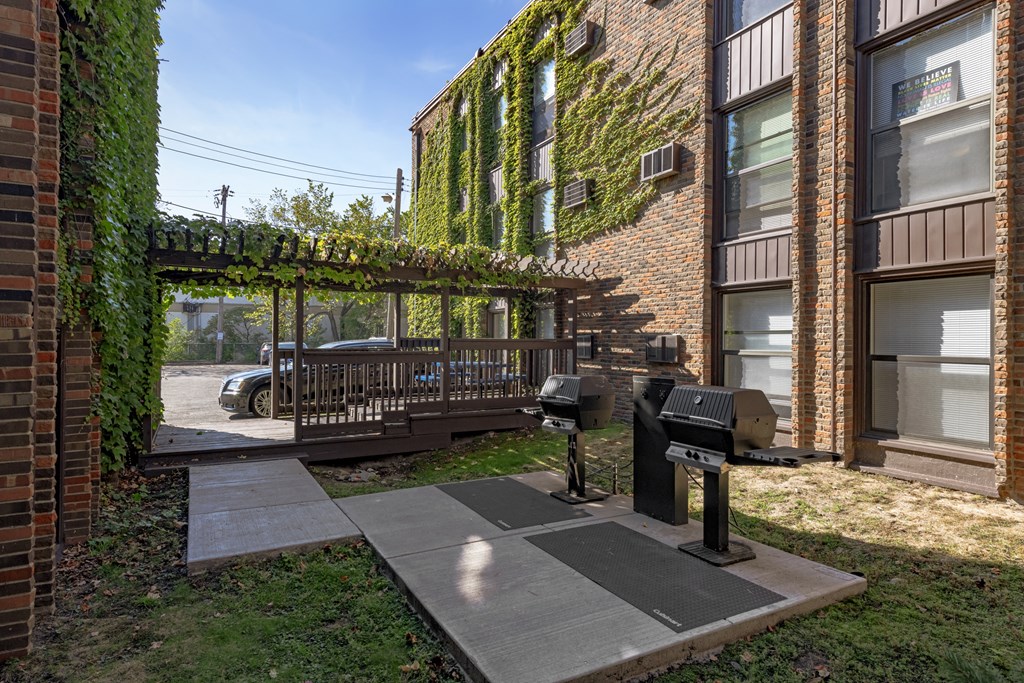  Grilling Plaza at Ridgewood Arches in Minneapolis, MN 55403