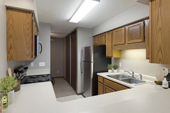 MacLaren Hill Apartments in St. Paul, MN Kitchen - Photo Gallery 2