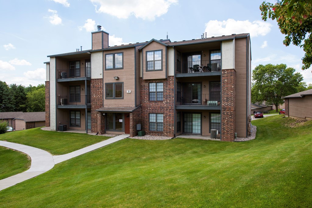 Exterior of apartment building at Eden Commons in Eden Prairie, MN 55344
