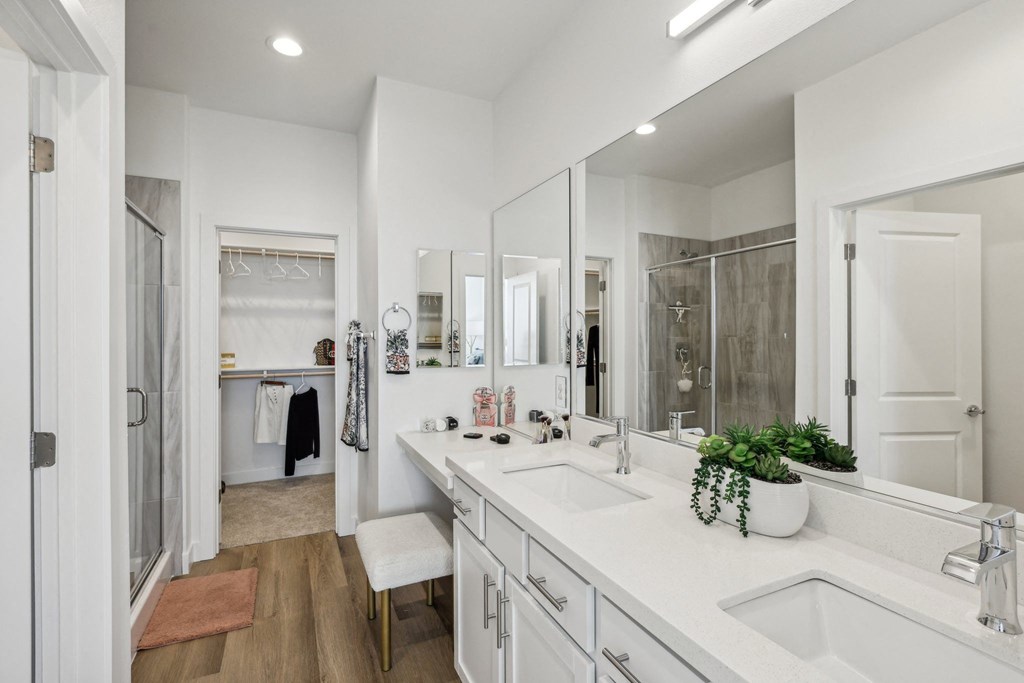 A bathroom with a white counter and a white sink.