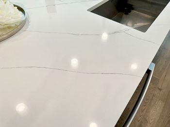 a white marble counter top with a crack in it