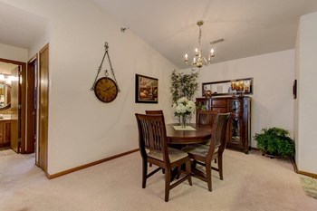 Deer Creek Run Dining Room - Photo Gallery 5