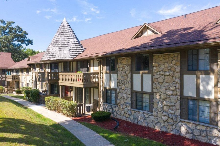 Photos and Video of Castle Point Apartments in South Bend, IN