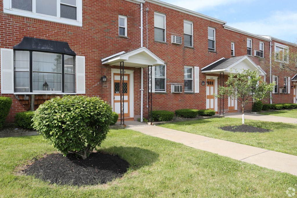 Exterior at Lincoln Square Apartments at 4055 Knoll Drive in Hamburg, NY