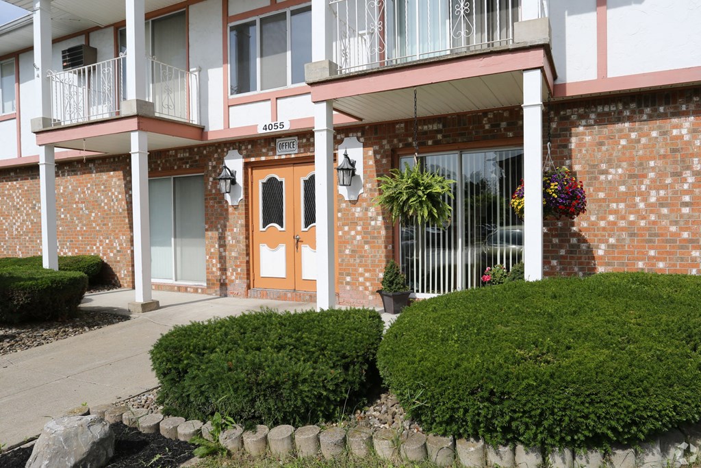 Leasing Center at Lincoln Square Apartments at 4055 Knoll Drive in Hamburg, NY