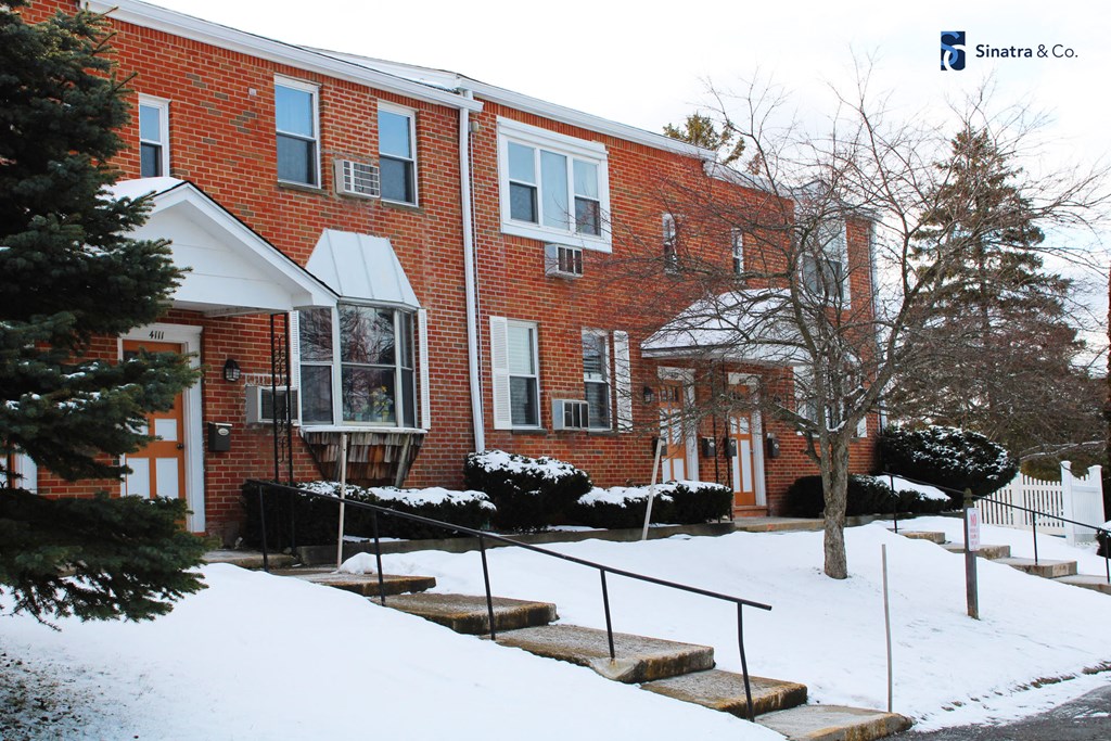 Exterior at Lincoln Square Apartments at 4055 Knoll Drive in Hamburg, NY