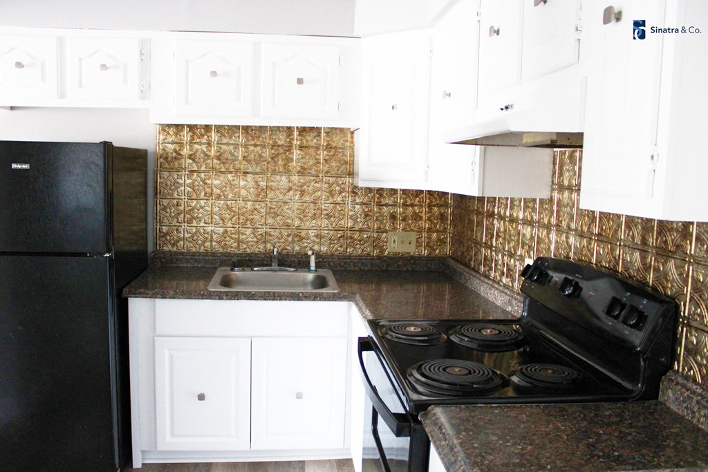 Classic Apartment Home Kitchen at Washington Square Apartments