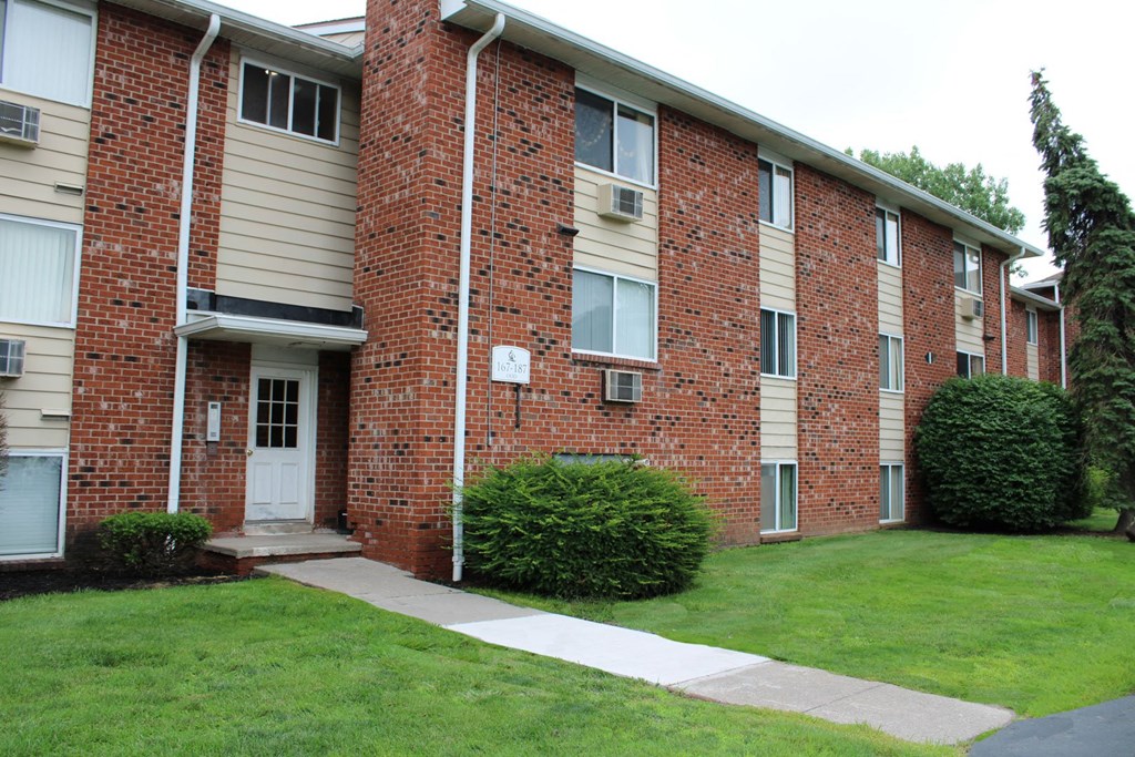 Building Exterior at Highview Manor Apartments, Fairport, New York