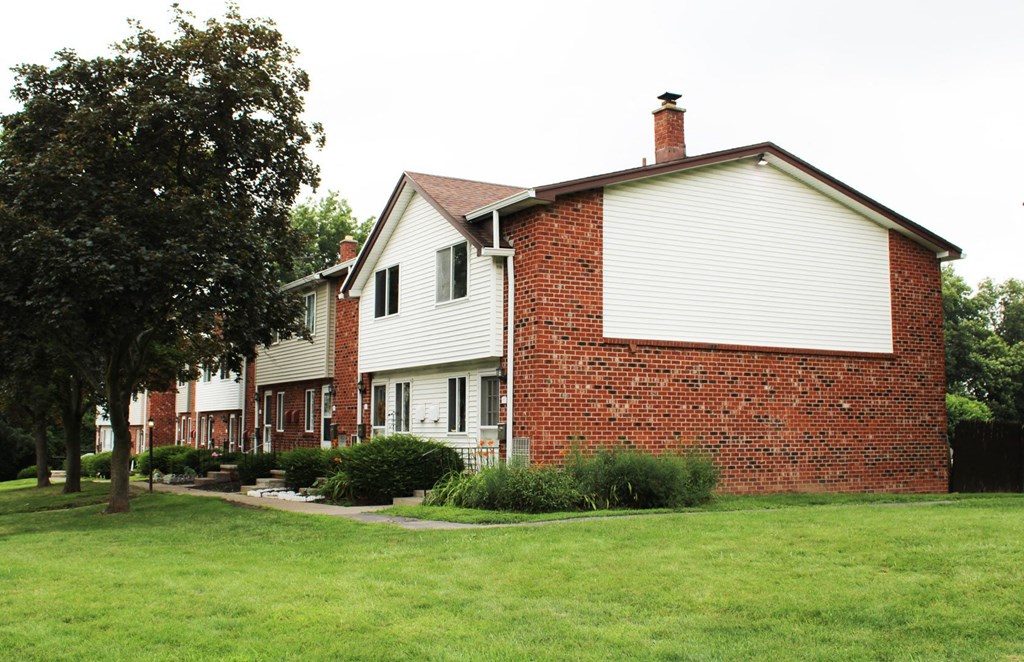 Building Exterior at Highview Manor Apartments, Fairport
