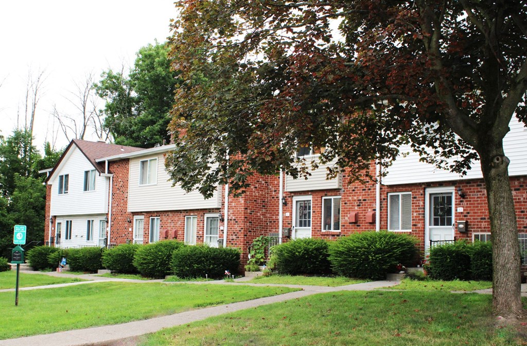 Building Exterior at Highview Manor Apartments, Fairport