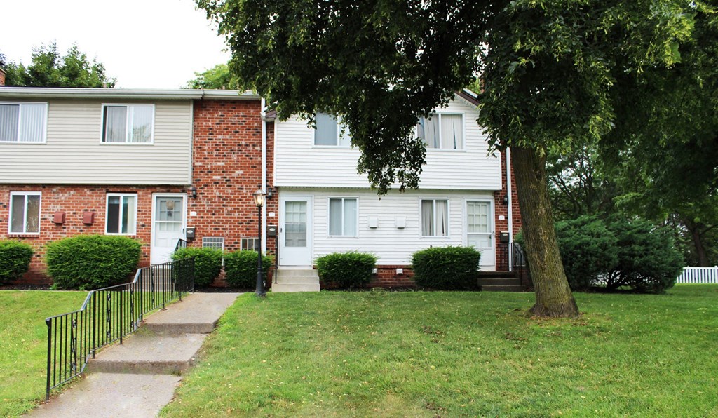 Building Exterior at Highview Manor Apartments, 14450