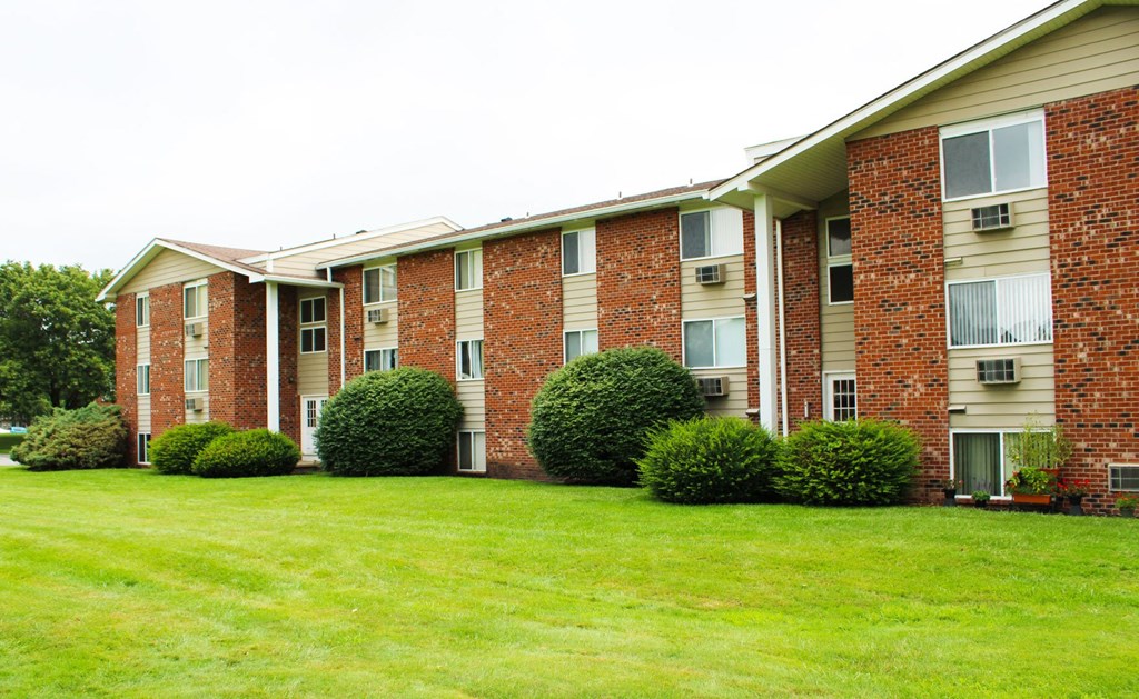 Building Exterior at Highview Manor Apartments, Fairport