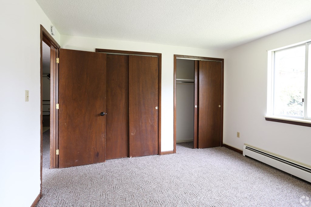 Classic Apartment Home  at Lincoln Square Apartments at 4055 Knoll Drive in Hamburg, NY