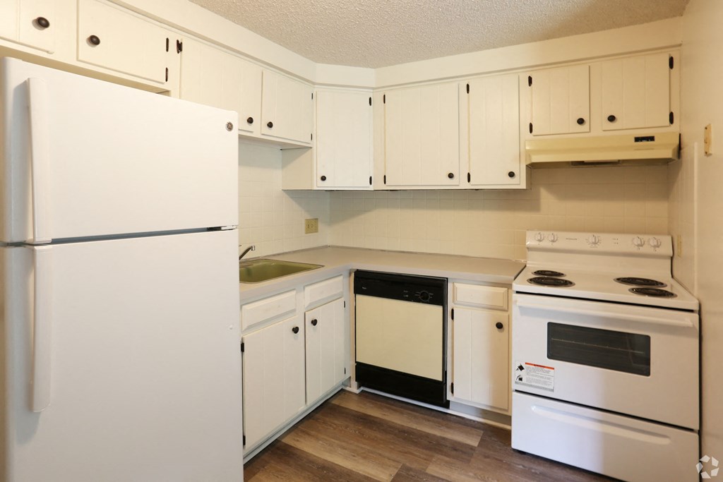 Classic Apartment Home Kitchen at Lincoln Square Apartments at 4055 Knoll Drive in Hamburg, NY