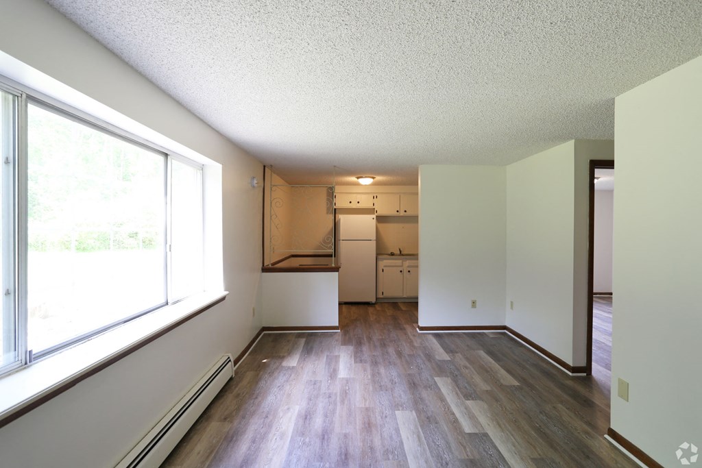 Classic Apartment Home  at Lincoln Square Apartments at 4055 Knoll Drive in Hamburg, NY