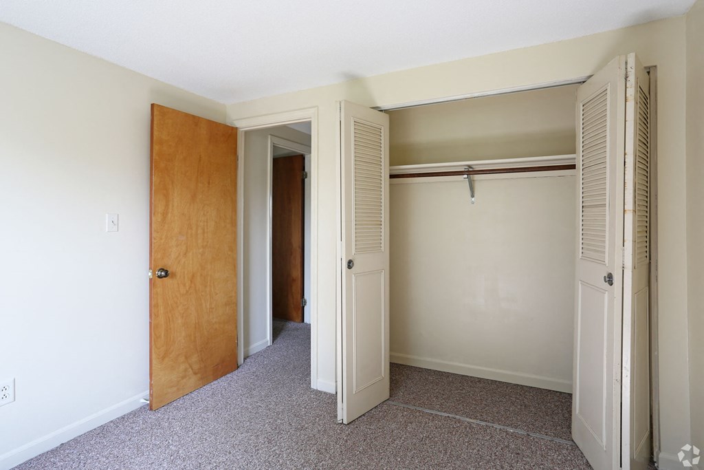 Classic Apartment Home at Lincoln Square Apartments at 4055 Knoll Drive in Hamburg, NY
