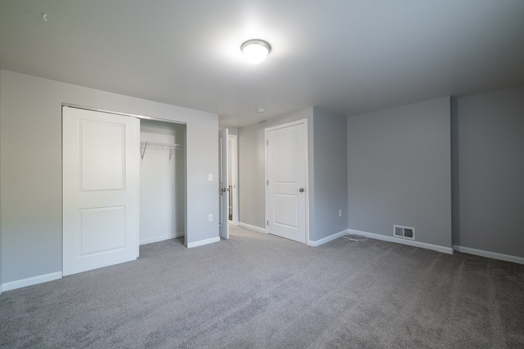 Bedroom with ceiling light at Willowbrooke Apartments & Townhomes at 396 Willowbrooke Drive in Brockport, NY 14420