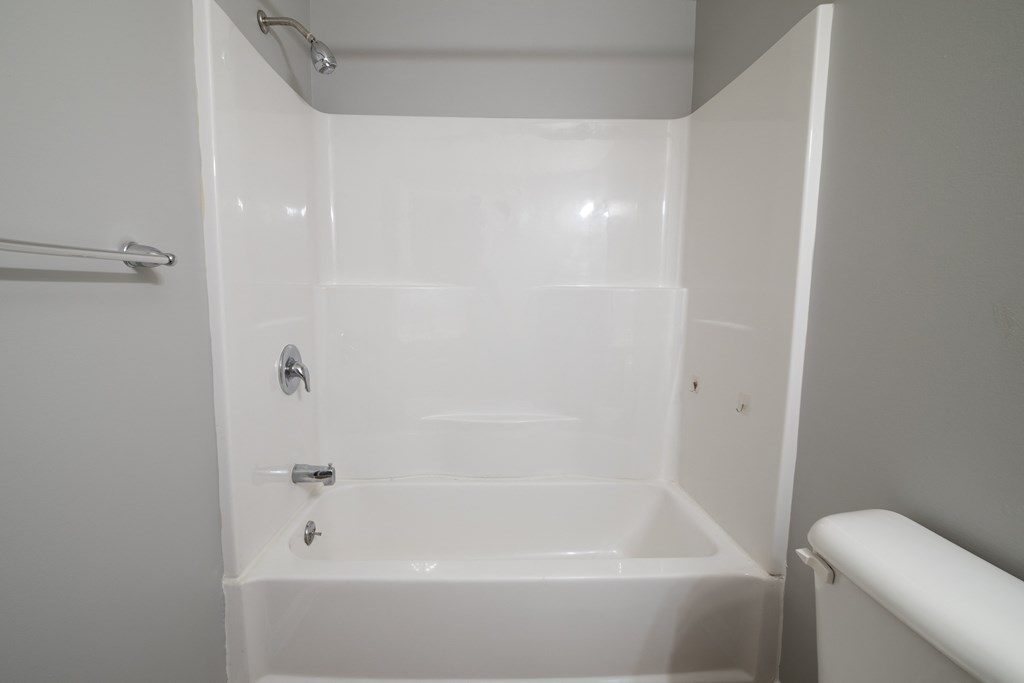 Bath tub in Bathroom at Willowbrooke Apartments & Townhomes at 396 Willowbrooke Drive in Brockport, NY 14420