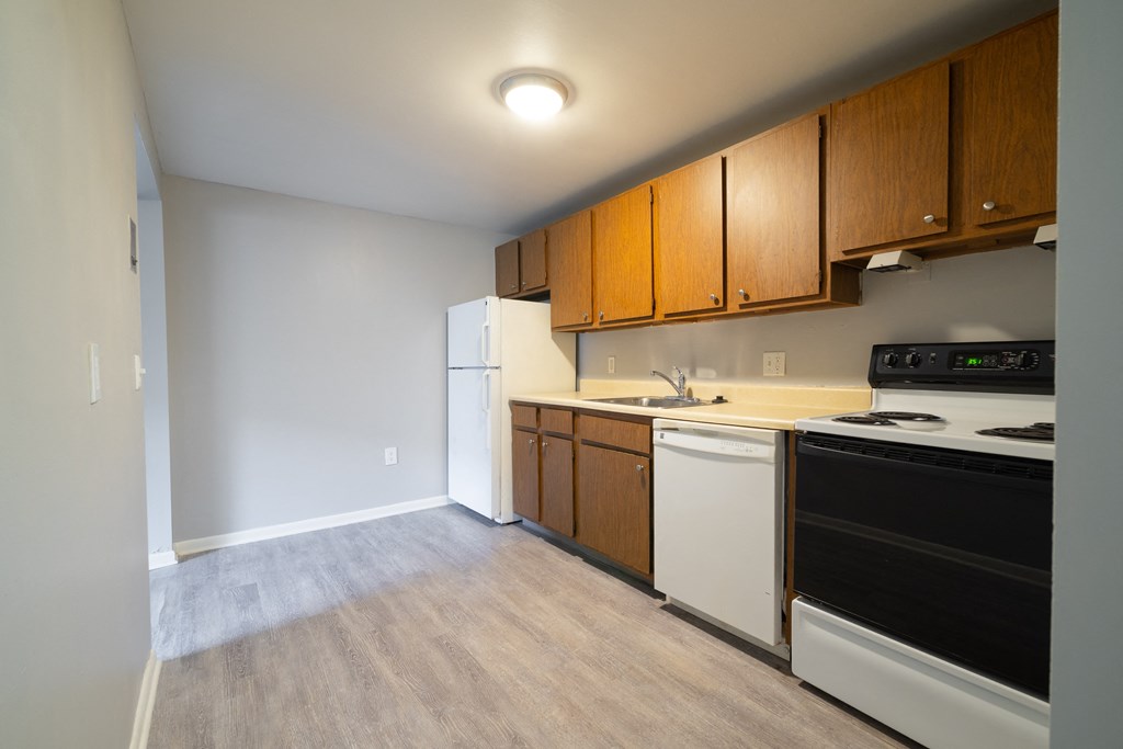 Kitchen with wooden cabinets at Willowbrooke Apartments & Townhomes at 396 Willowbrooke Drive in Brockport, NY 14420