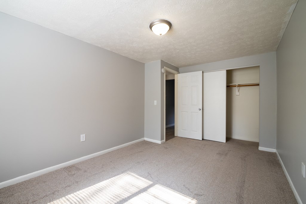 Bedroom with closet at Willowbrooke Apartments & Townhomes at 396 Willowbrooke Drive in Brockport, NY 14420