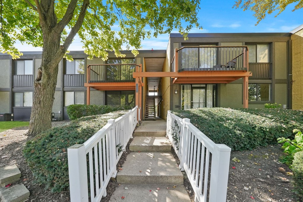 Exterior view at Woodland Ridge Apartments in Woodridge, IL