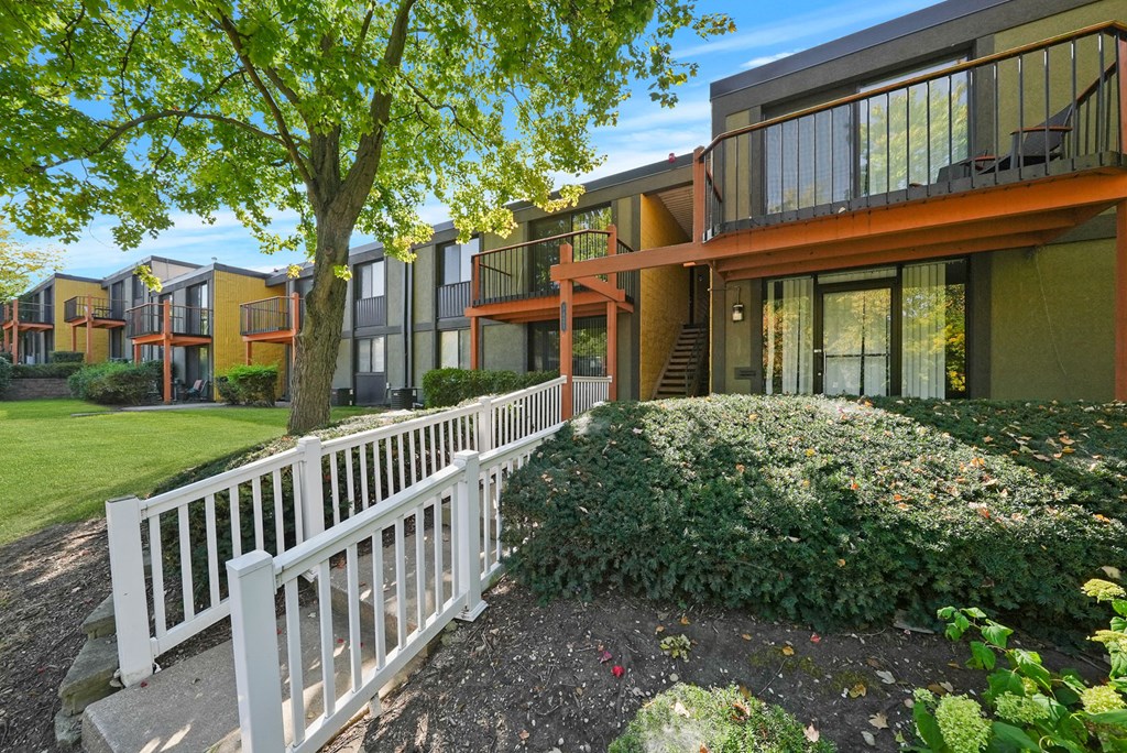 Exterior building area  at Woodland Ridge Apartments in Woodridge, IL