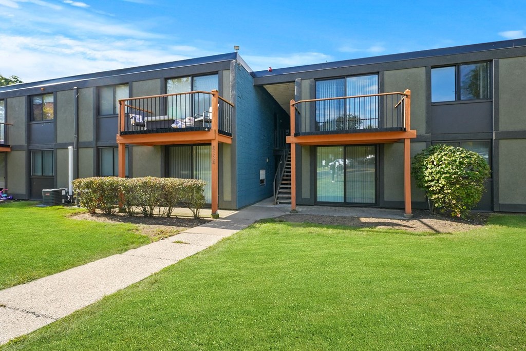 Exterior view of building at Woodland Ridge Apartments in Woodridge, IL