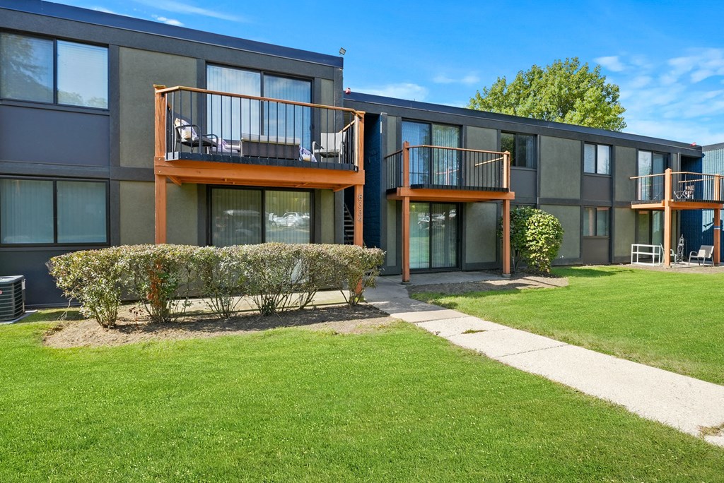 Exterior view at Woodland Ridge Apartments in Woodridge, IL