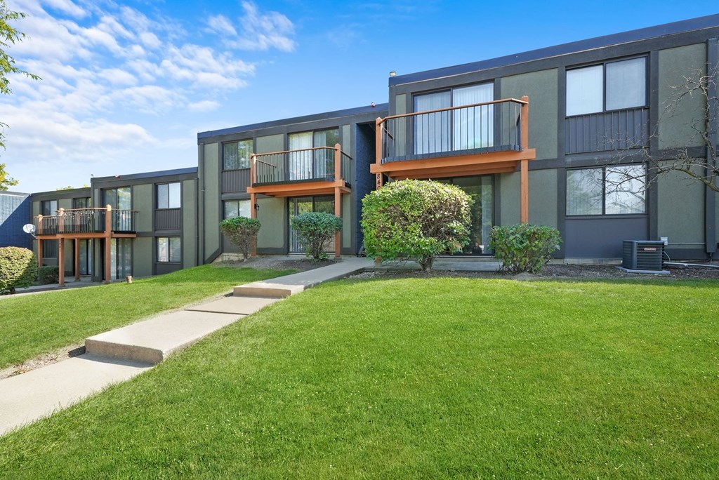 Exterior area of building at Woodland Ridge Apartments in Woodridge, IL
