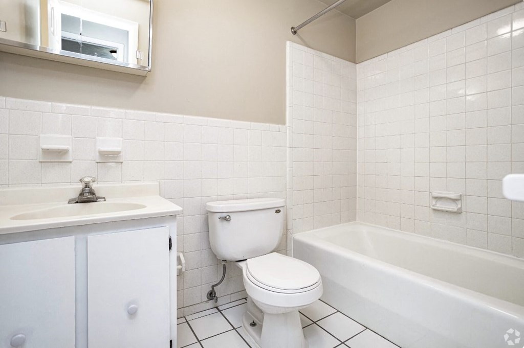 Bathroom With Bathtub at Willowbrooke Apartments, Brockport, 14420