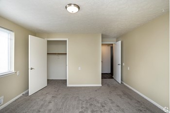 Bedroom With Closet Bedroom With Closet at Willowbrooke Apartments, Brockport, NY - Photo Gallery 4