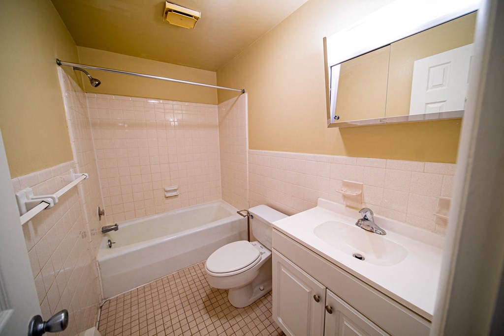 Bathroom With Bathtub at Willowbrooke Apartments, Brockport, New York