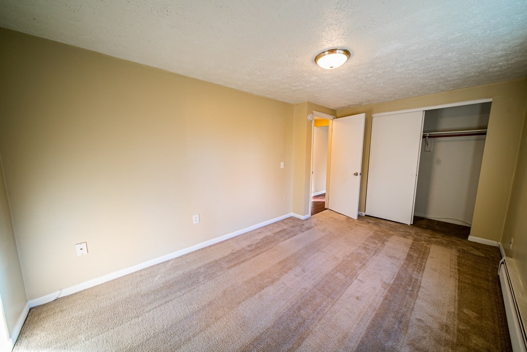 Beige Carpet In Bedroom at Willowbrooke Apartments, Brockport, 14420