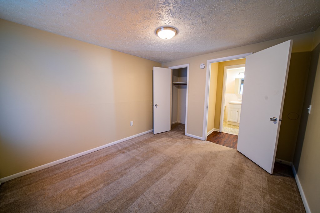 Carpeted Bedroom at Willowbrooke Apartments, Brockport, NY