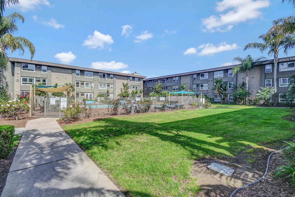 the preserve at ballantyne commons courtyard with lawn and apartment buildings