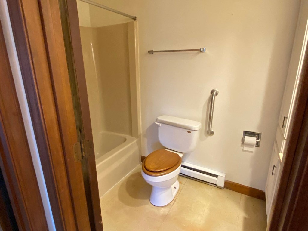 Park Terrace Apartments bathroom