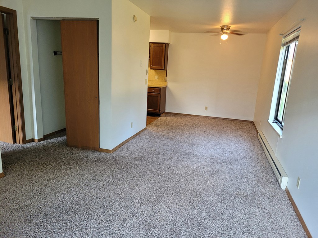 Lake Bei Der Bank Apartments living area, Topeka, Indiana