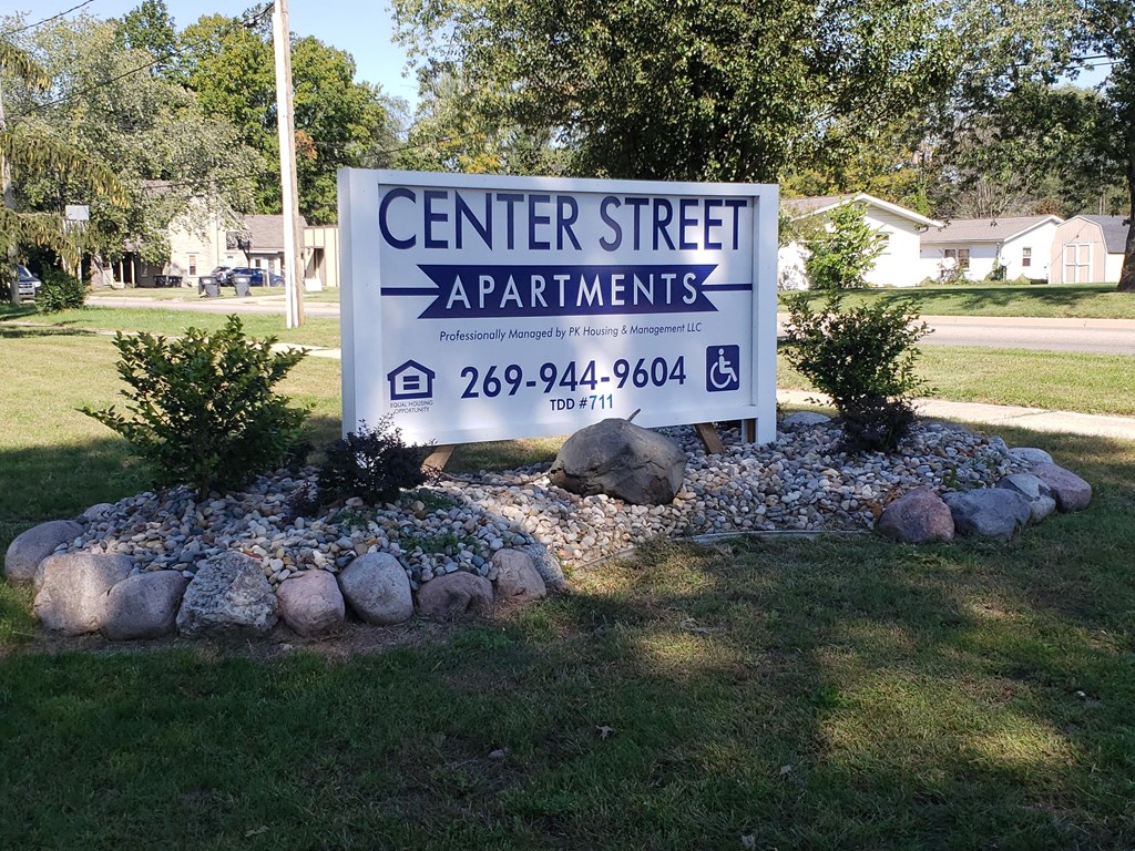 the sign at the entrance to center street apartments