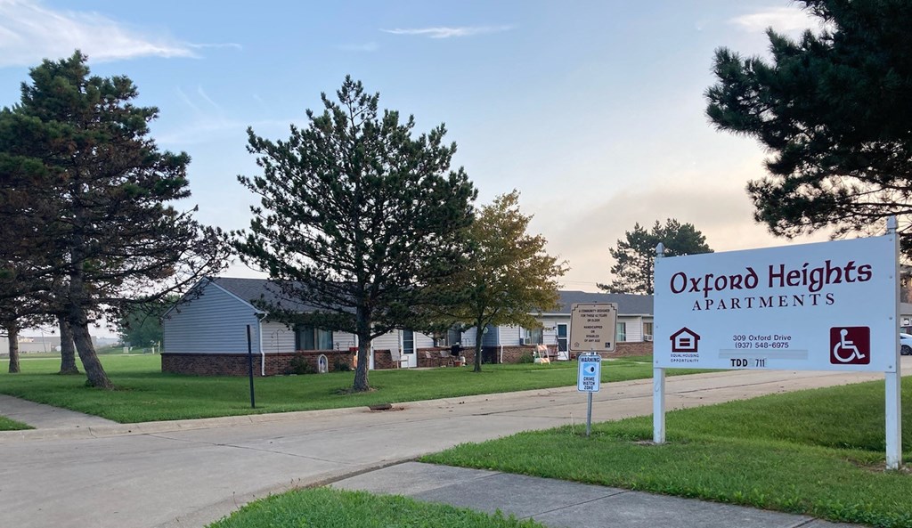 a sign that says oxford heights apartments