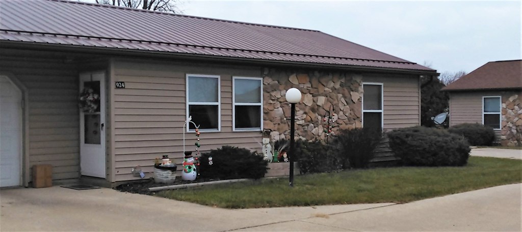 Indian Terrace Apartments exterior, Garrett, IIN