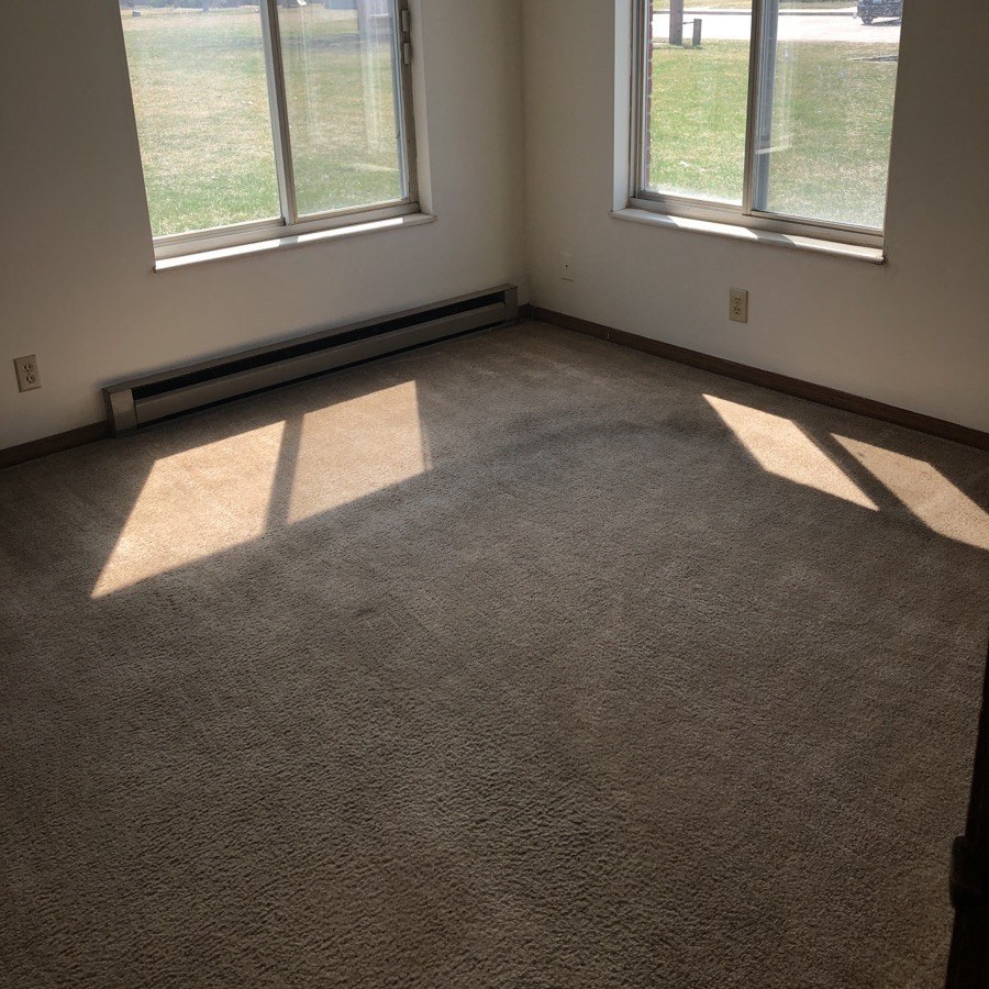 this is a photo of the living room of a 560 square foot, 1 bedroom apartment at