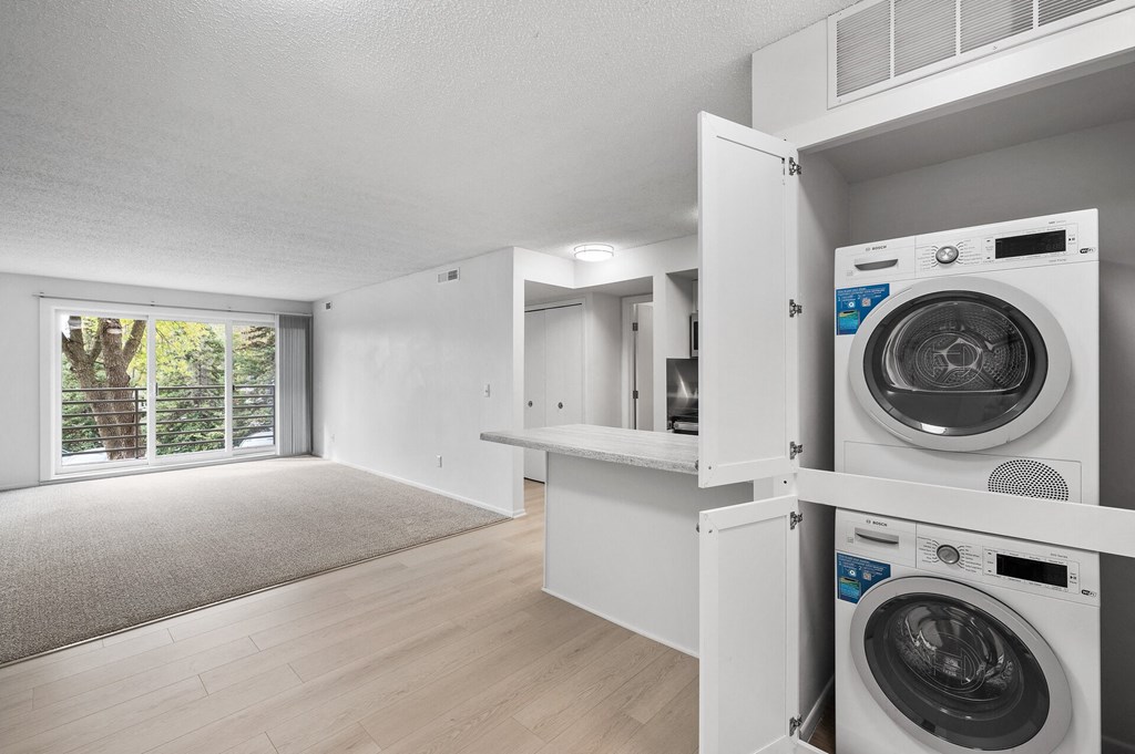 Renovated Unit in-unit washer/dryer