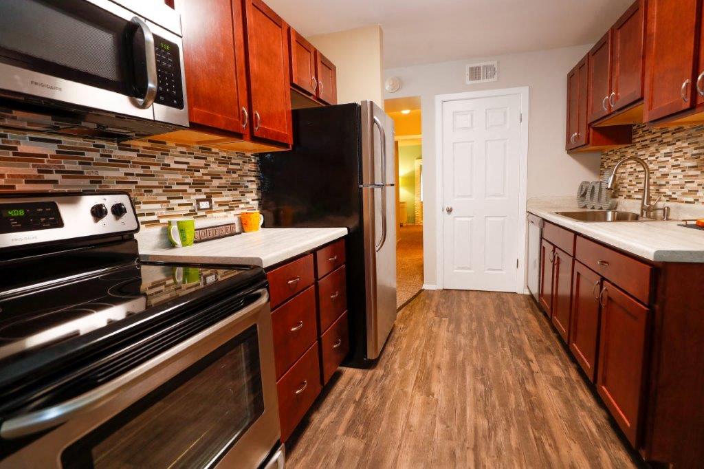 Beautiful Cherry Oak Cabinetry, Backspash, Stainless Steel Appliances & Upgraded Wood Flooring