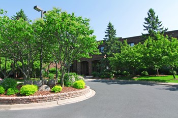 Entry Parking Lot & Exterior Building - Photo Gallery 3